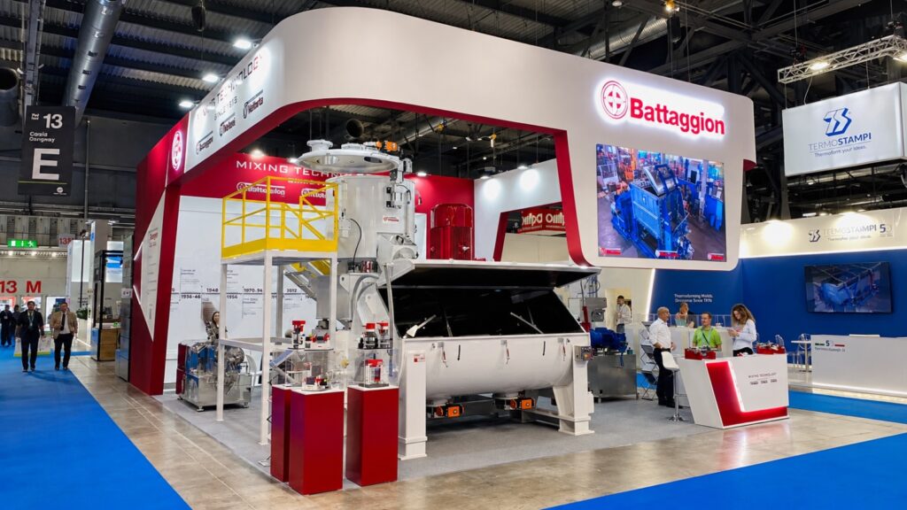 Stand fieristico personalizzato realizzato da Vitera Group per Battaggion a PLAST 2026