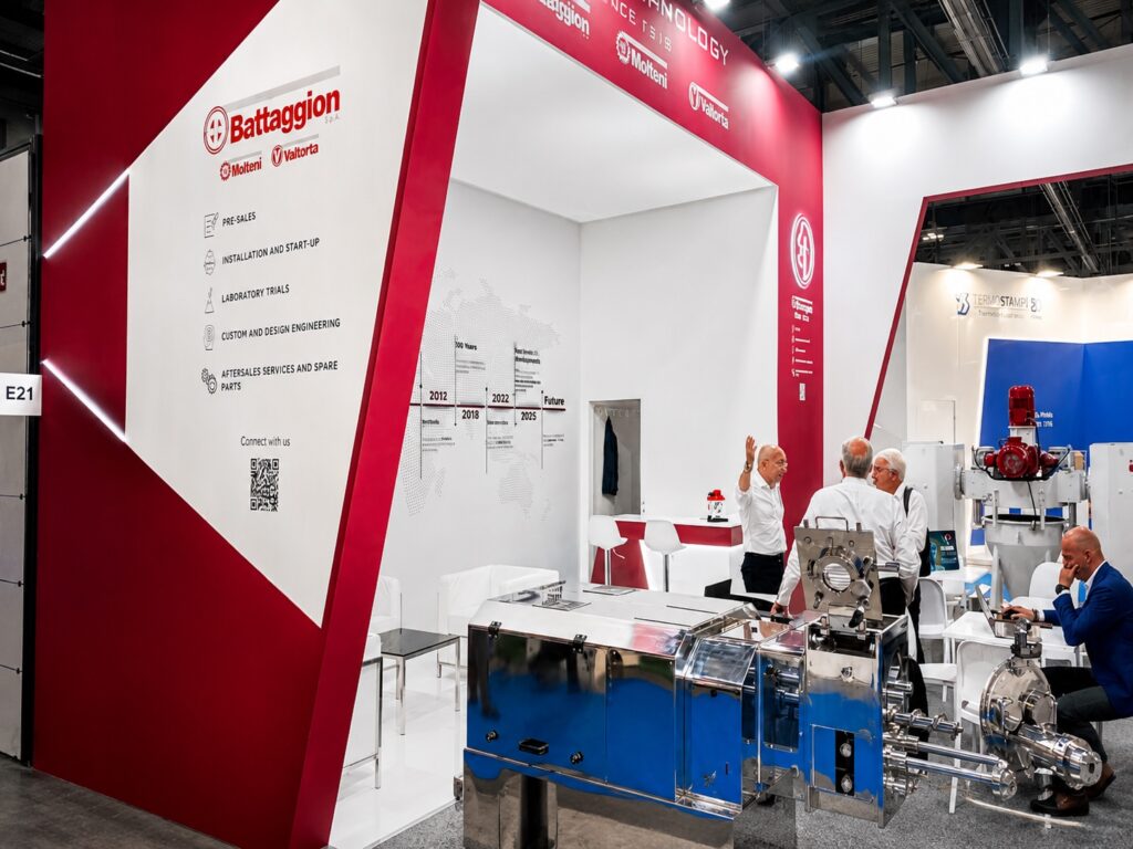 Stand fieristico personalizzato realizzato da Vitera Group per Battaggion a PLAST 2026