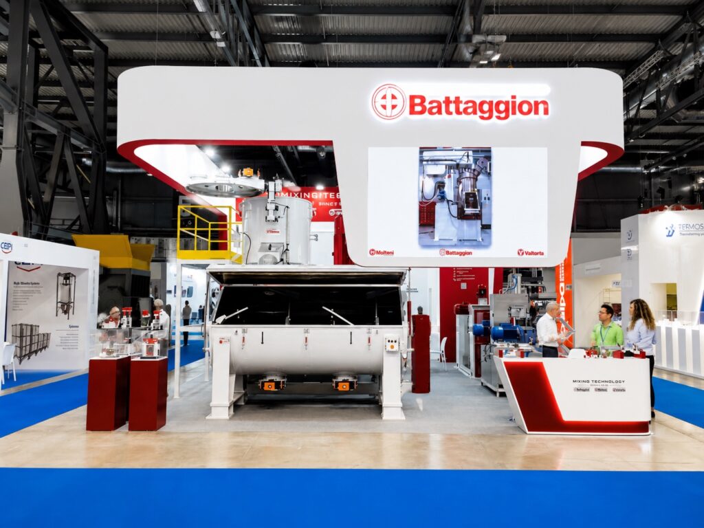 Stand fieristico personalizzato realizzato da Vitera Group per Battaggion a PLAST 2026